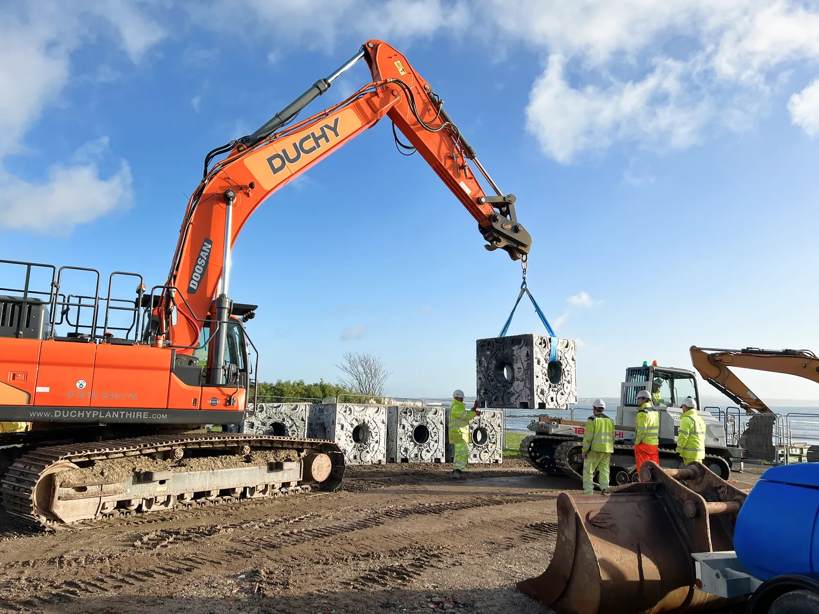 arc_marine_newlyn_reef-cube-crane-lifted